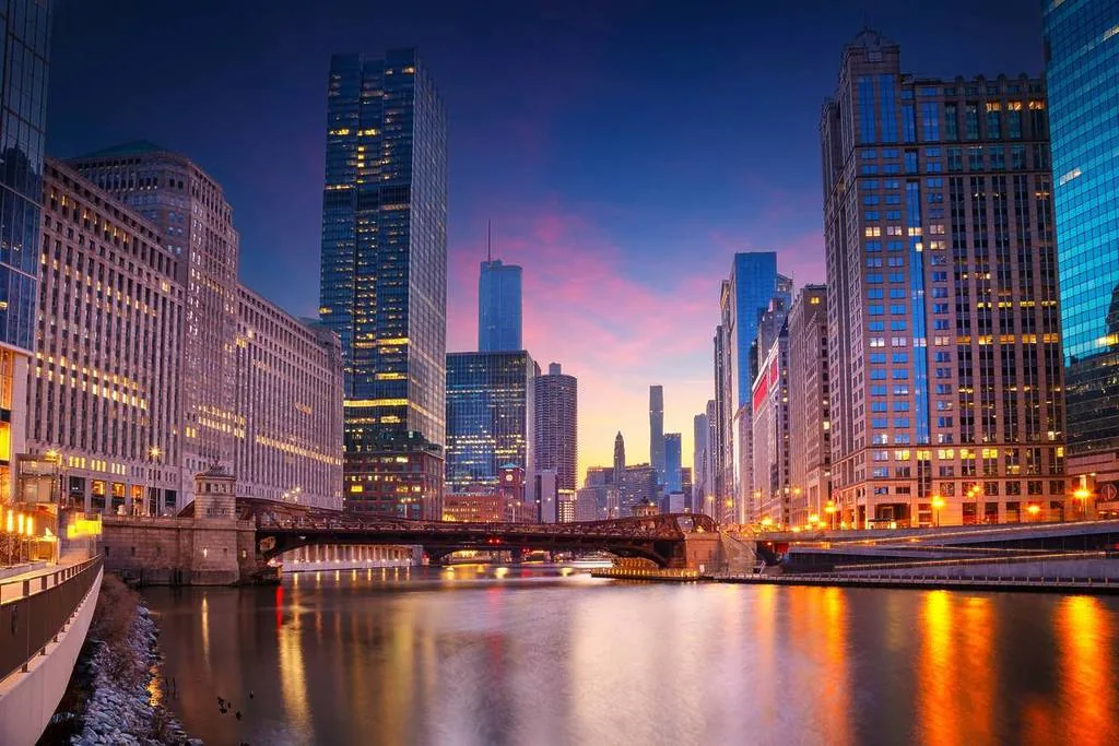 Dawn over the Chicago River
